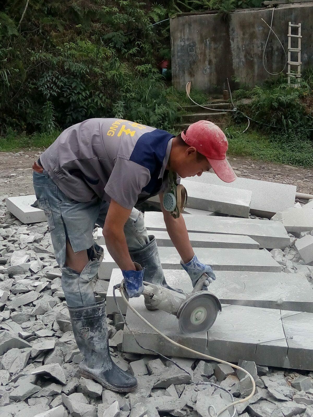 石锅王工厂实拍手工打磨