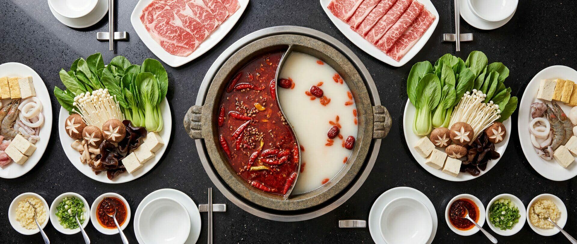 鸳鸯石锅火锅 - 一锅两味涮菜盛宴